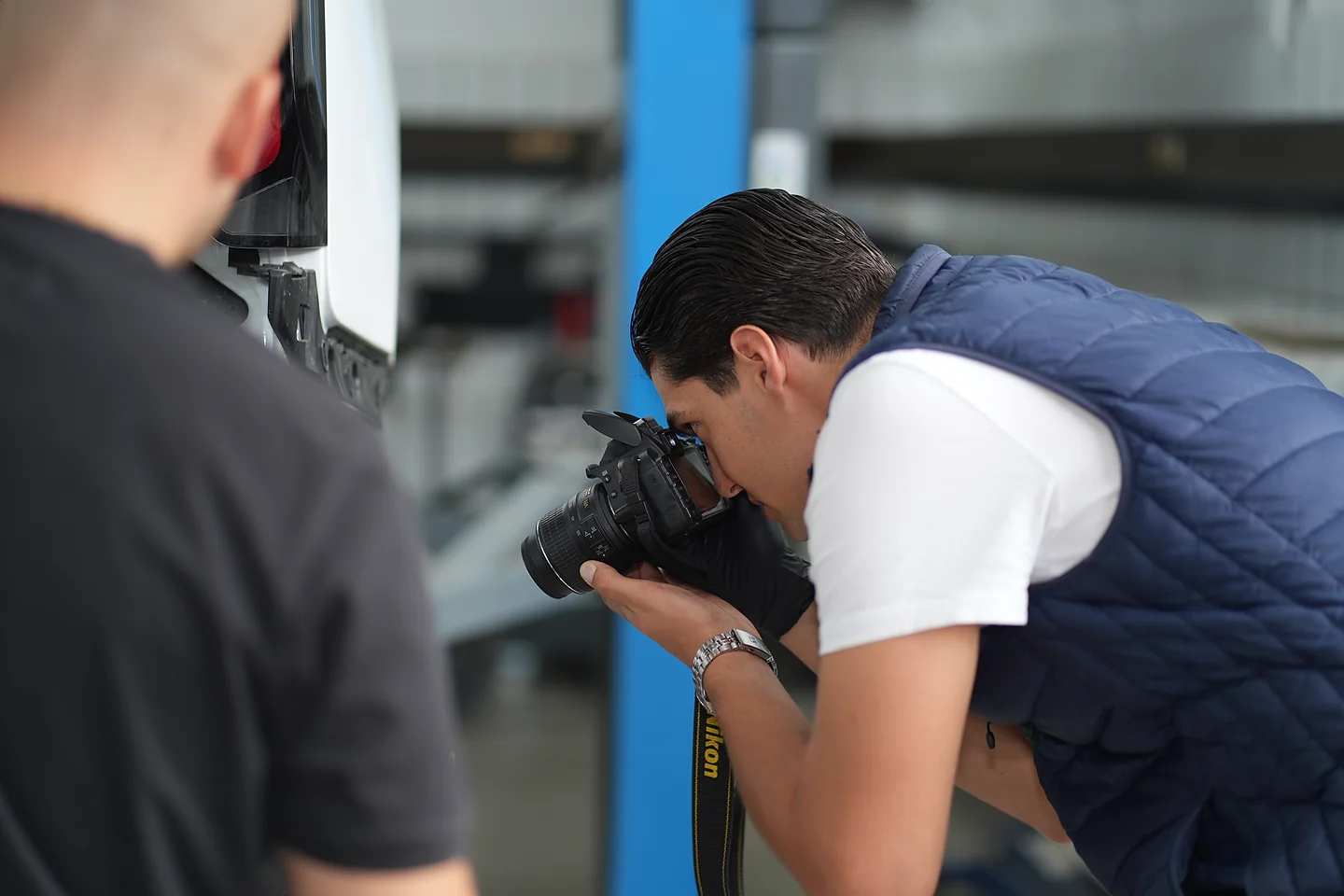Über die Schulter des Kunden: Davide Balsamello fotografiert den Schaden am Fahrzeugheck