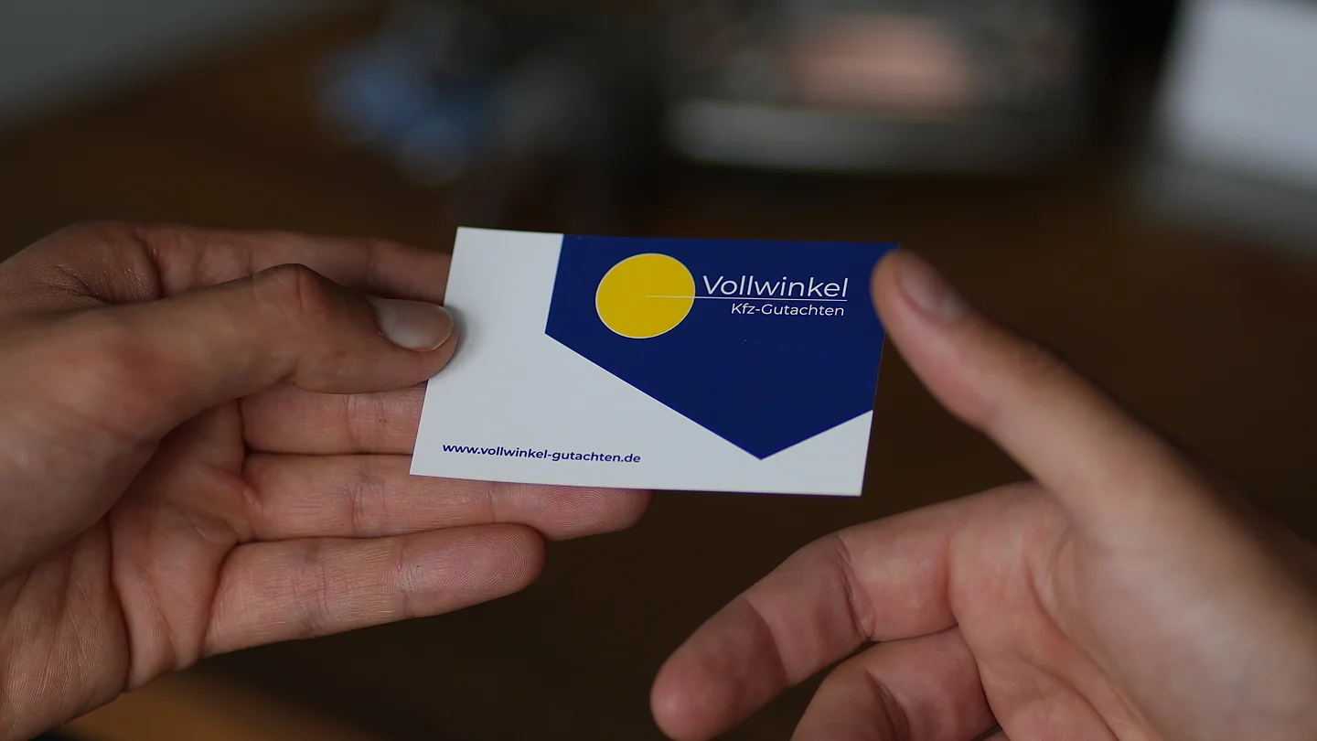 Die Vollwinkel-Visitenkarte von Hand zu Hand, Logo gut lesbar
